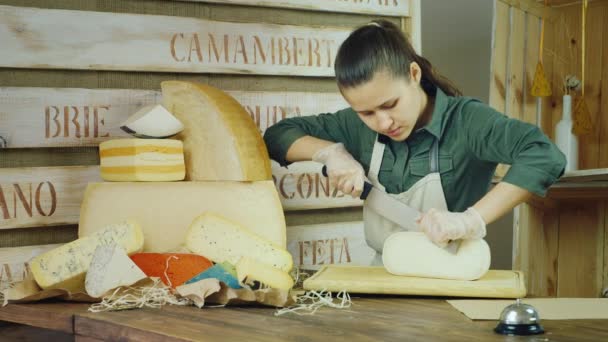 O queijo vendedor no trabalho - cortando a faca de queijo — Vídeo de Stock