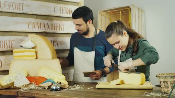 Vendeurs homme et femme travaillant ensemble dans un magasin de fromages — Video