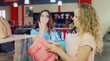 İki genç kadın onların çanta içinde belgili tanımlık stok seçin..