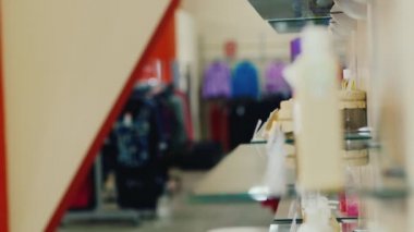 Makyaj, pencereli bir genç kadın geldi almak bir kavanoz krem ve yaprakları