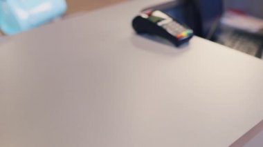 Bayan giyim üzerinde ürün kodları tarama. kullanıma alma, müşteri hizmetleri