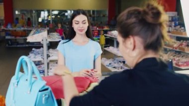 Çekici kadın ödediği için ürünler - yaz elbise ve el çantası. Bir giyim mağazasında