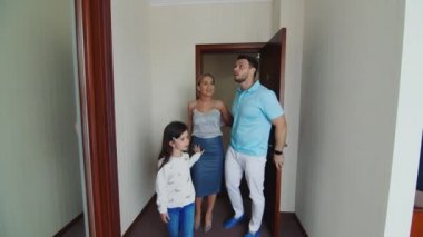 Koca ve karısı ve çocuğu, odasına gel. Bir çocuk mutlu bir şekilde çalışır ve yatağa düşüyor. Aile çok mutlu