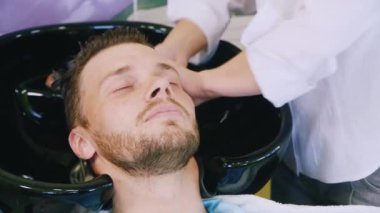 Sakallı genç erkekler baş Kuaför içinde yıkayın.