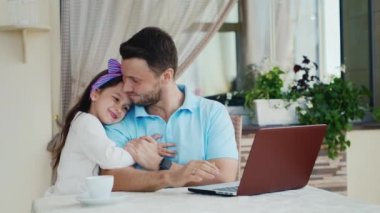 Bir iyi görünümlü genç tatil. Kızı bir şey gösterir bir dizüstü bilgisayar, bu yaz teras cafe