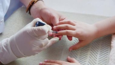 Childs'ın yandan clearcoat uygulamak