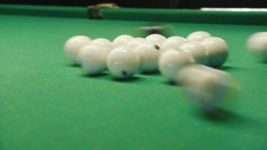 Bilardo topları ve ara üçgen