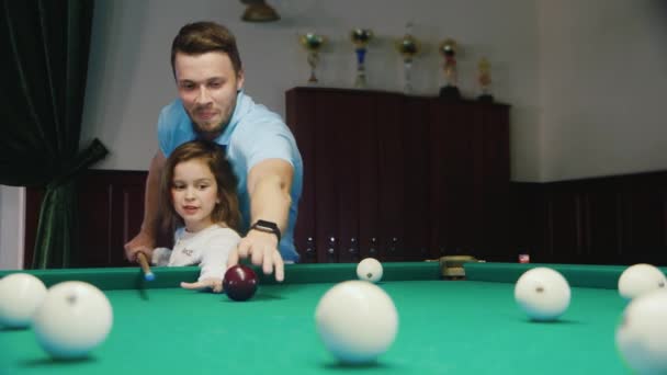 Baba kızını Bilardo oynamak için öğretir. İsteka tutmayı gösterir — Stok video