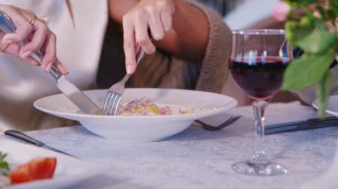 Bir restoranda yemek kadın. Resimde, bir el aletleri ve plaka görebilirsiniz