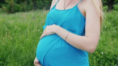 Atış Steadicam: genç bir hamile kadın portresi. Kamera yüzünden mide için taşır.