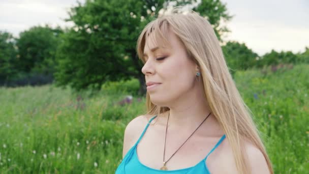 Steadicam shot: Portrait of a young pregnant woman. The camera moves from the face to the stomach — Stock Video