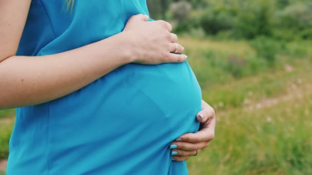 Mio marito va dalla moglie incinta. In primo piano, pancia rotonda moglie incinta — Video Stock