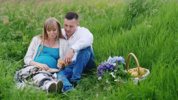 Mutlu bir aile bir parkta dinleniyor. Bir kadın çocuk için bekler — Stok video