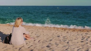 Sahilde sörf hayran bir kadın. Arkadan Görünüm