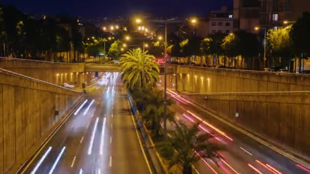 Coches de tráfico nocturno en la autopista. Barcelona, España. Cronograma — Vídeo de stock