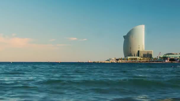 Aan de kust van Barcelona. Het verkeer van schepen en vliegtuigen. Timelapse. De enorme stroom van toeristen in de stad, zwaar verkeer in de haven — Stockvideo