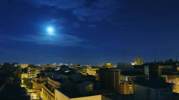 街並み夜明けまでの夜からの寝室します。月の出の夜と、日の出。タイムラプス — ストック動画