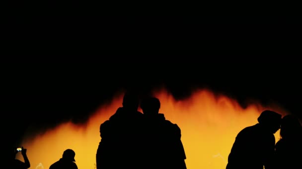 Silhouette unkenntliche Menschen im singenden Brunnen. Der Springbrunnen ist wunderschön beleuchtet. barcelona: spanien - ein beliebtes reiseziel — Stockvideo