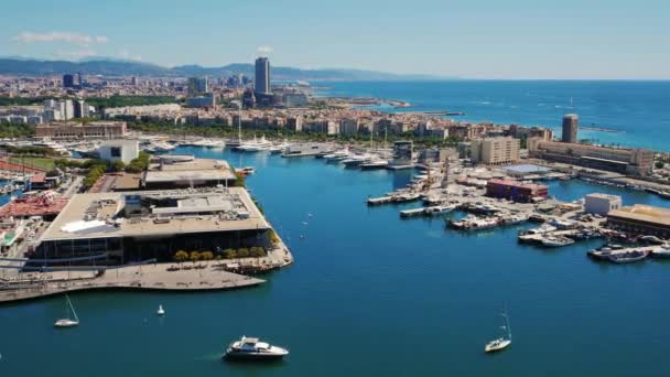 A légi felvétel a vízparton és a Barcelona Port. Az öböl látható számos jachtok. Port Vell — Stock videók