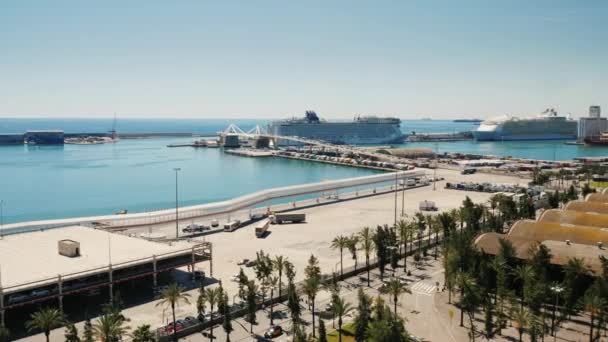Letecký pohled na Barcelonu. Člověk vidí v přístavu a na silnici se silným provozem — Stock video