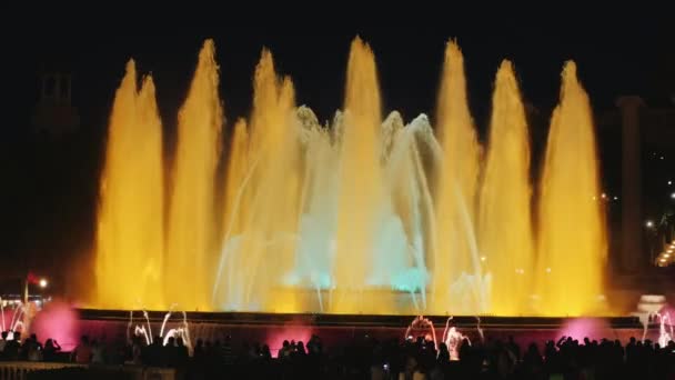 Барселона, Испания - 15 июня 2016 г.: Светящиеся фонтаны меняют цвет. Популярное место среди туристов — стоковое видео