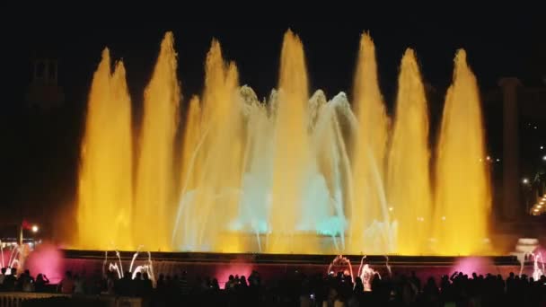 Barcelona, España - 15 de junio de 2016: Fuentes brillantes cambian de color. Un lugar popular entre los turistas — Vídeo de stock