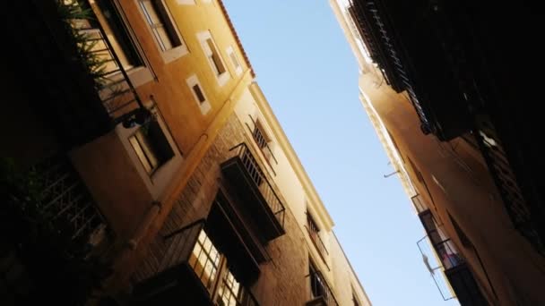 Стедікам постріл: старі будинки в Готичному кварталі Барселони — стокове відео