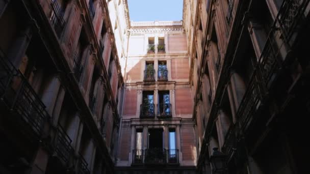 Steadicam shot: Casa antigua con balcones en el Barrio Gótico de Barcelonas — Vídeos de Stock