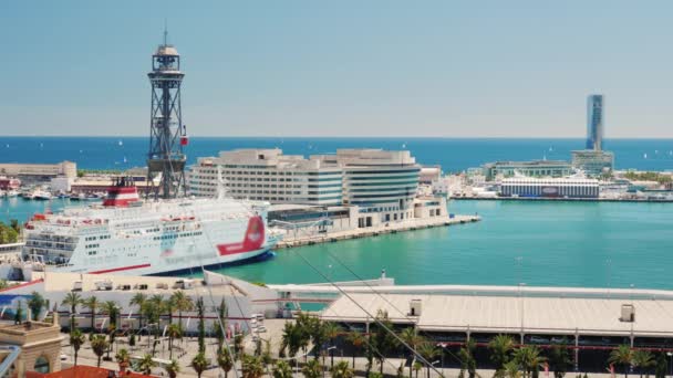 Havet hamnen i Barcelona. På vägarna finns det en enorm lyxkryssare — Stockvideo