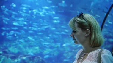 Balık büyük akvaryum tünelde bakarak kadın