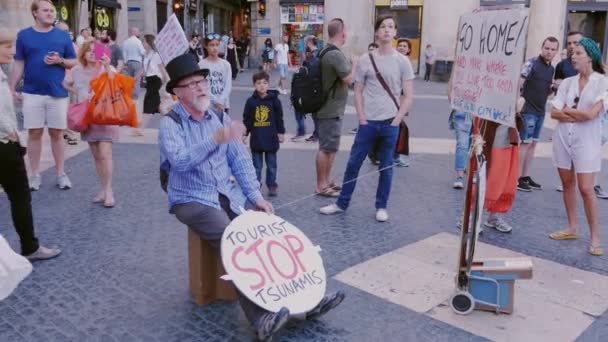 バルセロナ、スペイン - 2016 年 6 月 15 日: バルセロナの観光客の流れに対して抗議する男。彼は、平和と純粋さを望んでいます。都市バルセロナの住民に戻りますが必要です。 — ストック動画