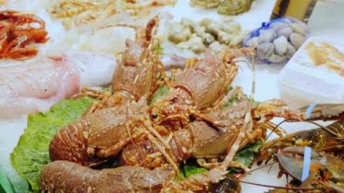 Canlı ıstakoz ve yengeç, pençeleri karıştırın. Barcelona'da ünlü la Boqueria market