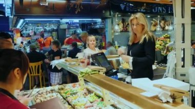Barcelona, İspanya - 15 Haziran 2016: Market, alıcı ve satıcı büyük bir kalabalık içinde canlı bir ticaret. Ünlü la Boqueria market