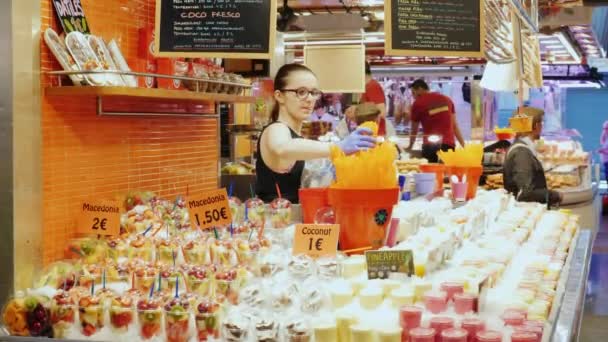 Barcelona, Hiszpania - 15 czerwca, 2016:A Kobieta, pracująca sprzedającego counter sklep słodycze. Słynny targ la Boqueria — Wideo stockowe