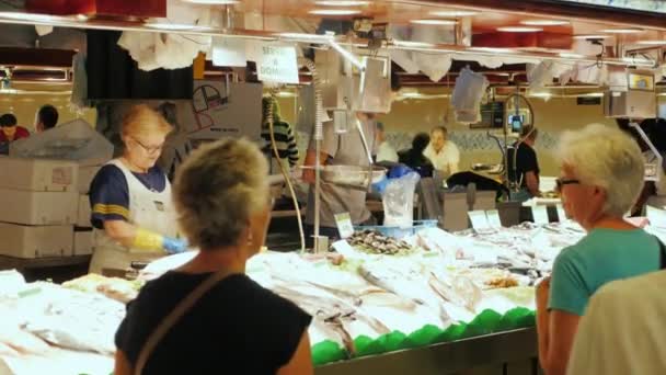 Barcelone, Espagne - 15 juin 2016 : Le commerce animé dans la rangée de pêche. Le célèbre marché de la Boqueria — Video
