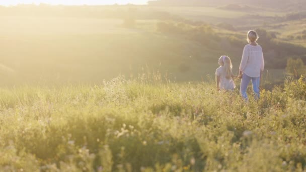 Madre e figlia sulla collina, guardando il tramonto — Video Stock