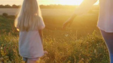 Güneşe doğru. Anne ve kızı ileri yükselen güneş karşılamak için gidiyoruz
