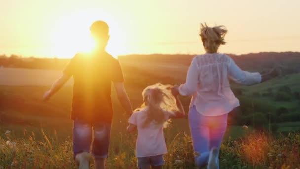 Mutter mit Sohn und Tochter rennt der aufgehenden Sonne entgegen. jubeln, winken — Stockvideo