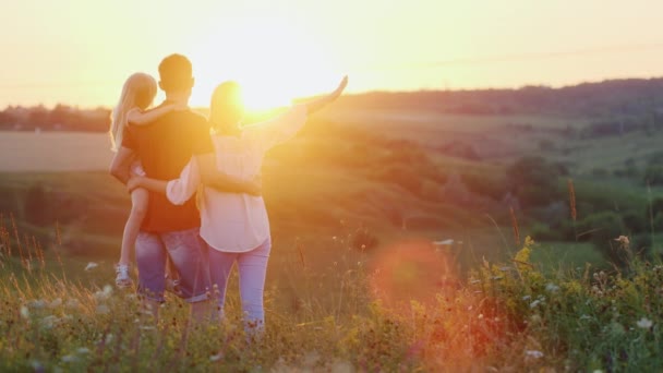 Happy family of three meet the dawn sun — Stock Video