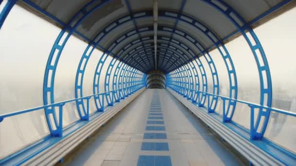 Camera vliegen door een glazen tunnel. De overgang tussen de terminals van de luchthaven of trein station. POV video — Stockvideo