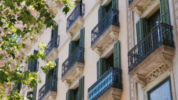 Balkone eines alten gebäudes in barcelona — Stockvideo