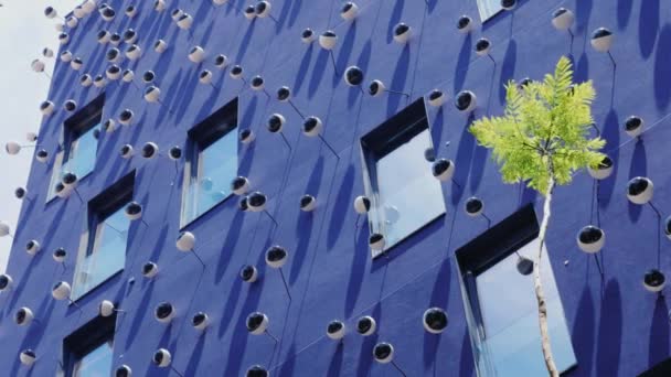 Barcelona, España - 20 de junio de 2016: Edificio inusual con ojos de porcelana en la pared en el centro de Barcelona. Hotel De Ohla, Construyendo miles de ojos — Vídeos de Stock
