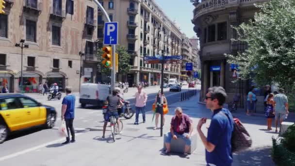 Barcellona, Spagna - 20 giugno 2016: Strada trafficata nel centro della città. Un sacco di auto e pedoni — Video Stock