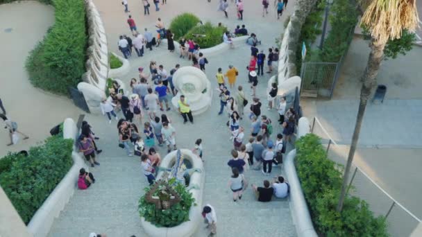 Barcelona, Espanha - 20 de junho de 2016: Turistas caminham e tiram fotos no Parque Guell sobre crocodilo. vista superior — Vídeo de Stock