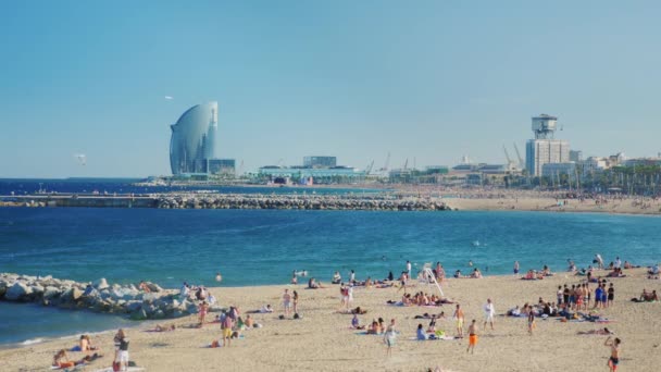 Barcellona, Spagna - 20 giugno 2016: Spiaggia Barcellona, la gente si rilassa e si bagna. Gli aerei volano verso la città — Video Stock
