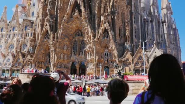 Barcelona, España - 20 de junio de 2016: Una multitud de turistas admirando las fotos y hace que la famosa Sagrada Familia — Vídeos de Stock