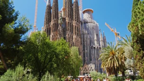 Barcelona, spanien - 20. juni 2016: viele touristen spazieren um die berühmte sagrada familia — Stockvideo
