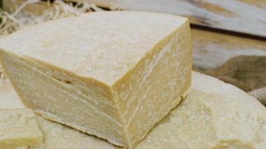 Büyük parça katı parmesan peyniri