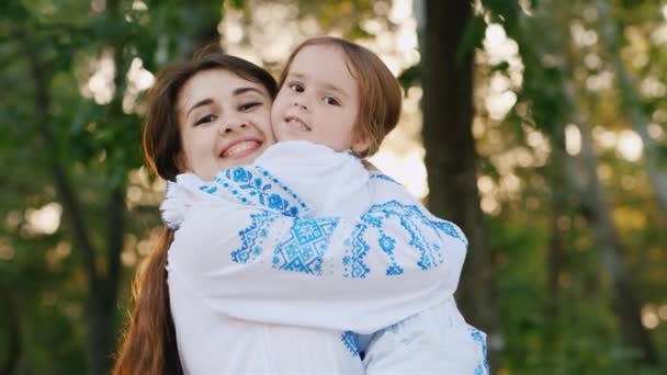 Doce menina três anos abraçando sua mãe — Vídeo de Stock