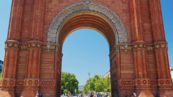 Barcelona, İspanya - 20 Haziran 2016: Barcelona'da Arc de Triomphe — Stok video
